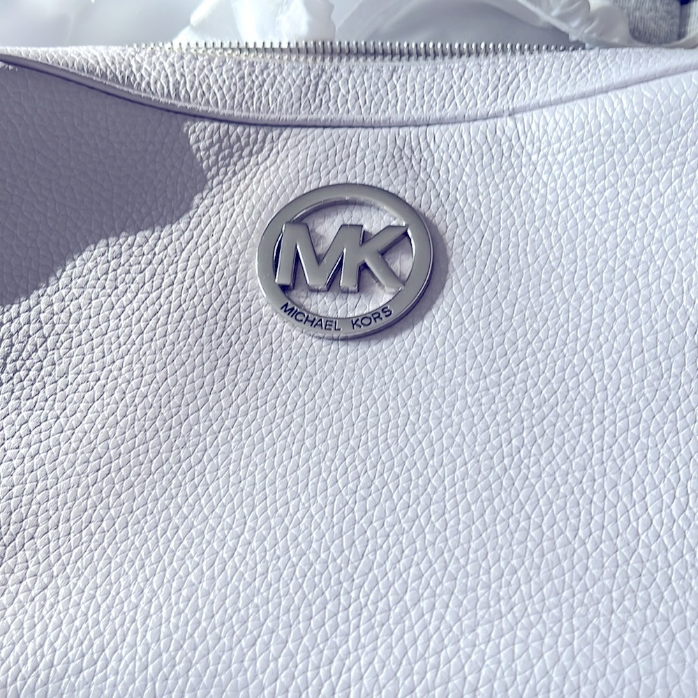 I am selling a gently used micheal kors purse